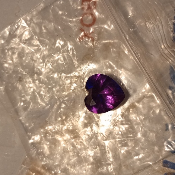 Purple heart shaped sapphire - Picture 1 of 3